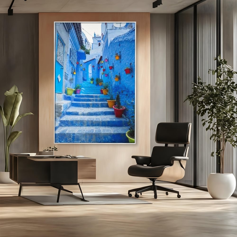 Tablou canvas cu tablou canvas cu straduta albastra din maroc, in rama de aluminiu argintiu, pe perete intr-un birou